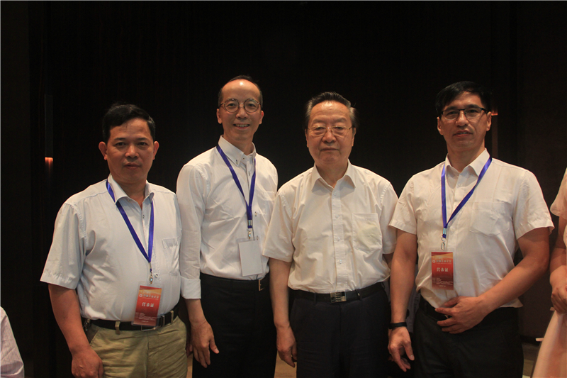 2016年6月，雷建強和其他企業(yè)代表與全國政協(xié)常委、全國政協(xié)經(jīng)濟委員會副主任、工信部首任部長李毅中（右二）合影